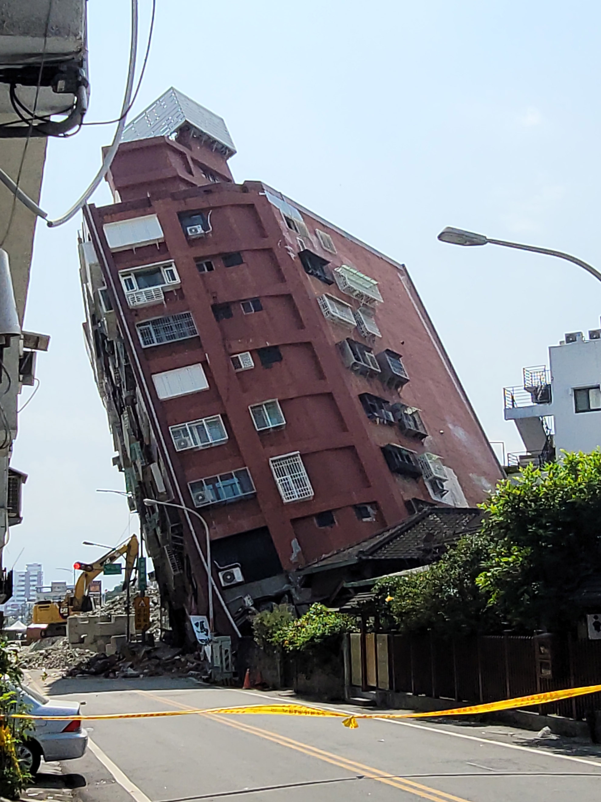 L'immeuble Uranus (Tianwángxing), construit en 1986 s'est incliné suite à la secousse du 3 Avril. Le rez-de-chaussée, à la tête de son plan triangulaire s'est écrasé. En juin, il était démoli